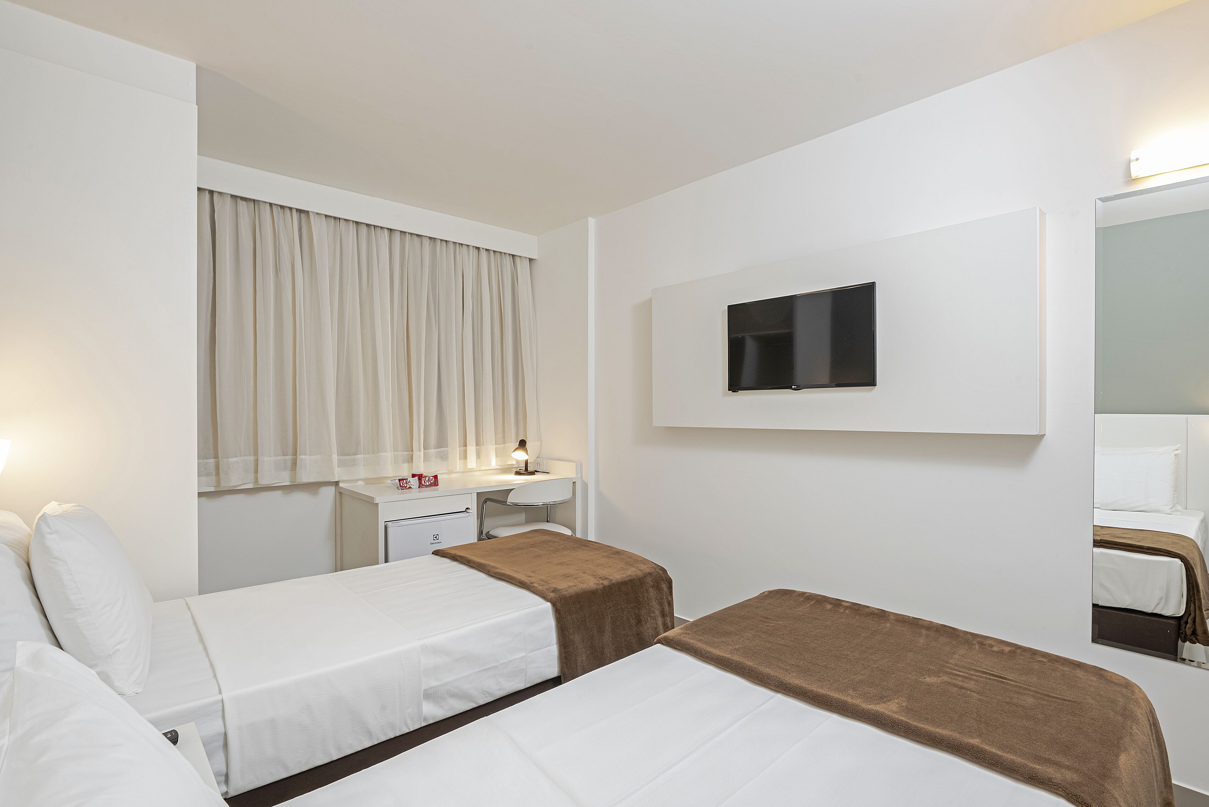standard single room | in-room safe, blackout curtains, free wifi, bed sheets