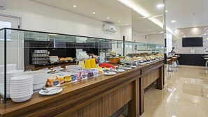 Ein reichhaltiges Buffet mit verschiedenen Speisen und Gerichten.