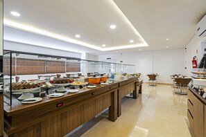 Free daily buffet breakfast  - SLIM João Bettega (Curitiba)