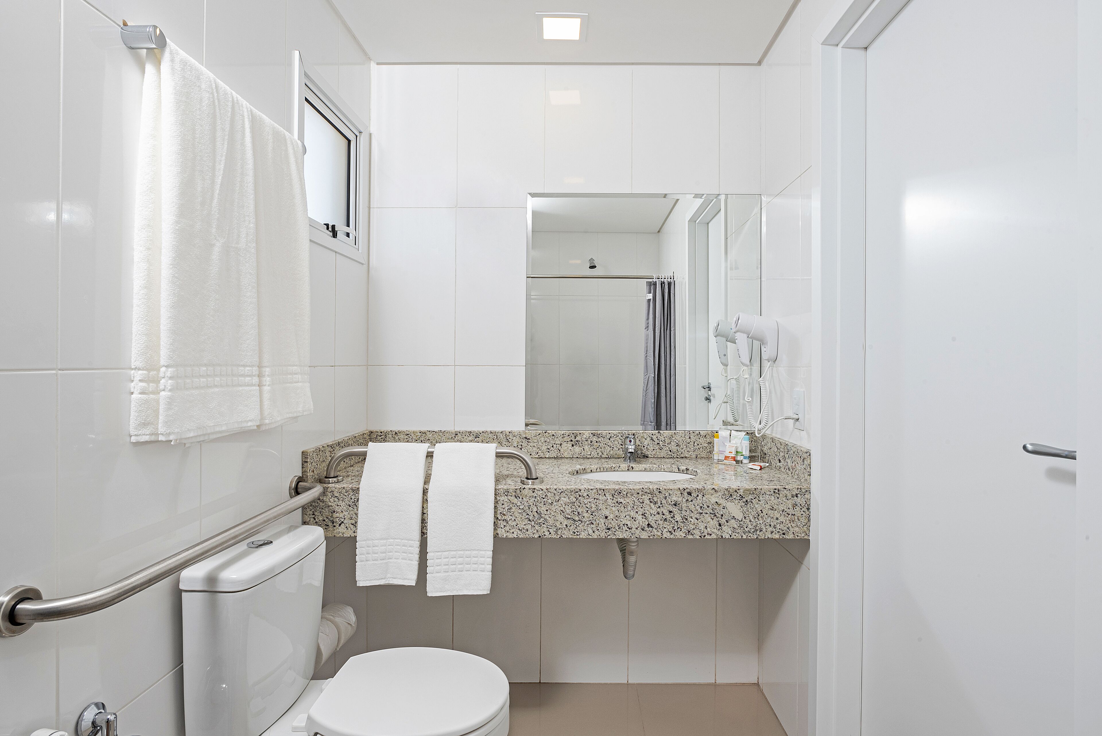 standard room, accessible | bathroom | shower, free toiletries, hair dryer, towels