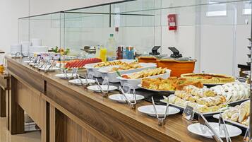 Café da manhã com buffet grátis todos os dias