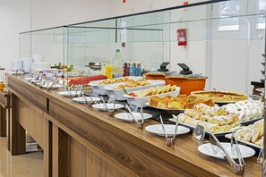Desayuno bufé gratuito y diario