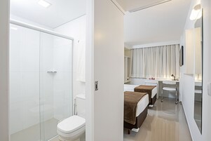Quarto solteiro standard | Cofres nos quartos, cortinas blackout, Wi-Fi de cortesia, roupa de cama