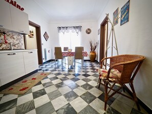 Apartment, 3 Schlafzimmer | Eigene Küche | Kühlschrank, Mikrowelle, Herdplatte, Geschirrspüler