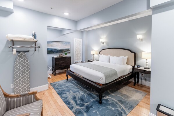 Luxury Room, 1 King Bed, Refrigerator, Ground Floor