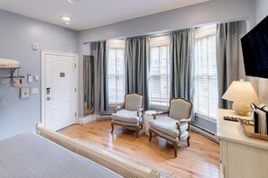 Habitación Prestigio, 1 cama King size, planta baja | Ropa de cama de alta calidad y decoración personalizada 
