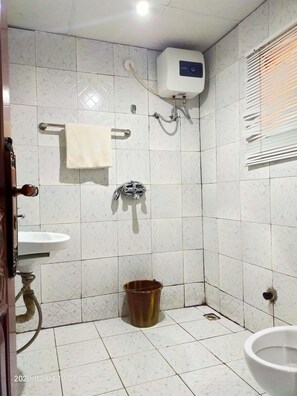 Senior Room | Bathroom