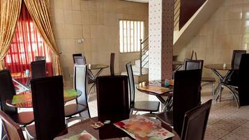 Se sirven desayunos, comidas, cenas y cocina local e internacional