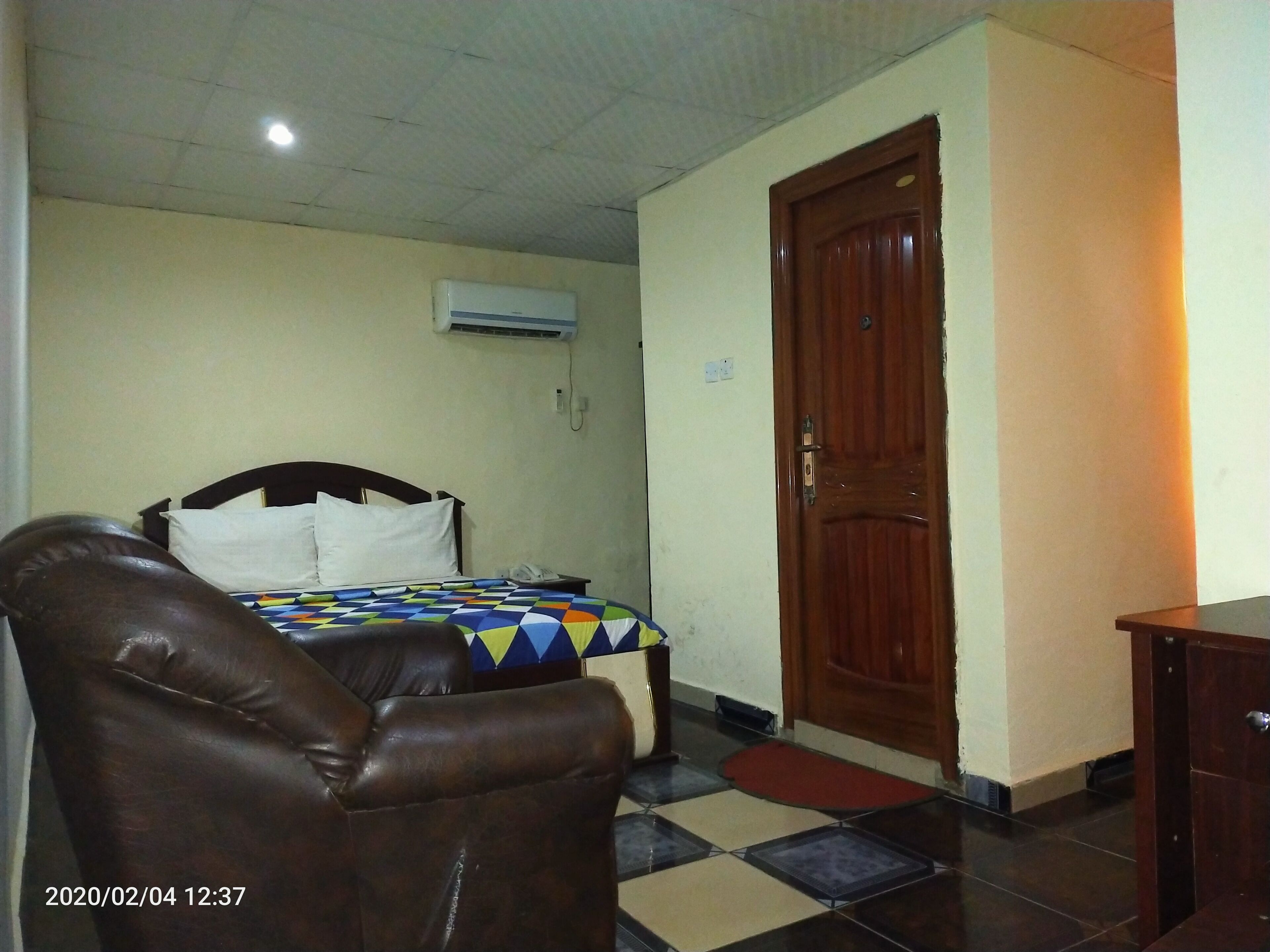 Ropa de cama de alta calidad y caja de seguridad en la habitación 