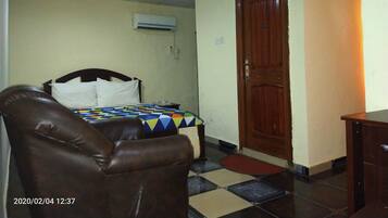 Ropa de cama de alta calidad y caja de seguridad en la habitación