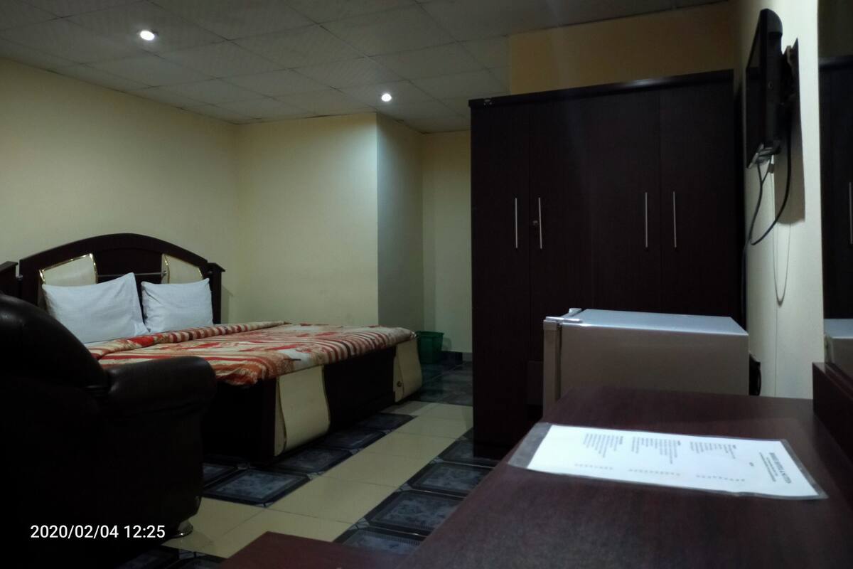 Royal Room | Premium bedding, in-room safe, desk, laptop workspace