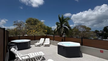 Bañera de hidromasaje al aire libre