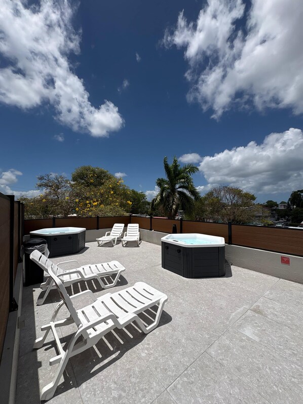 Outdoor spa tub - Aura House Isla Verde (Carolina)