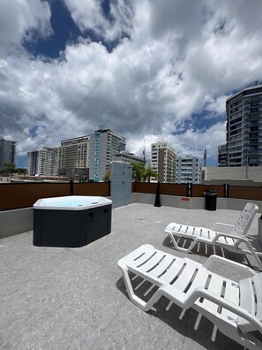 Outdoor spa tub - Aura House Isla Verde (Carolina)