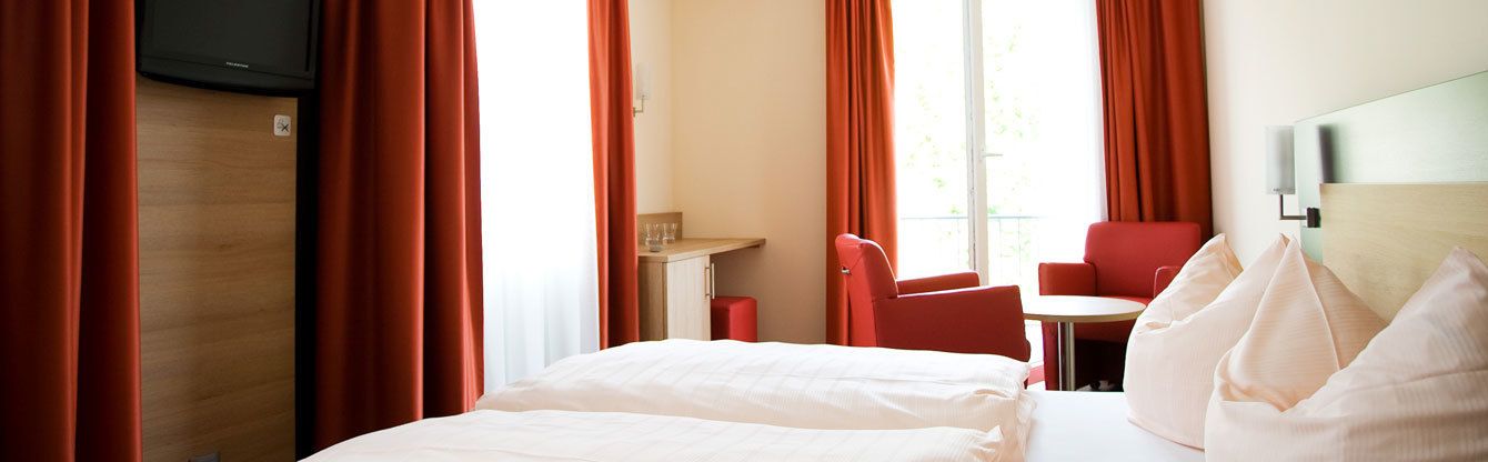 single room | minibar, in-room safe, desk, blackout curtains