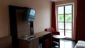 Quarto solteiro | Frigobar, cofres nos quartos, escrivaninha, cortinas blackout