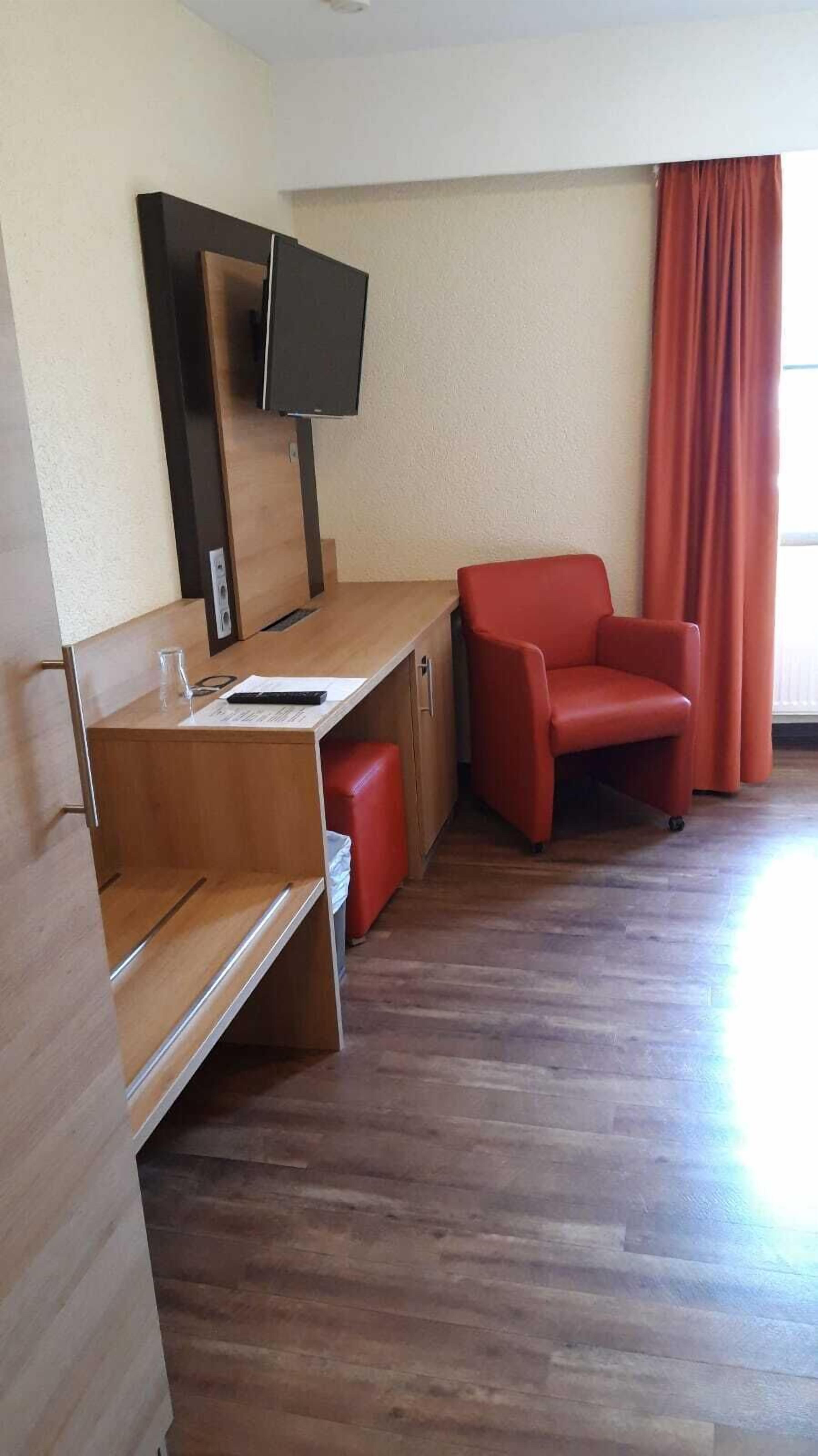 single room | minibar, in-room safe, desk, blackout curtains