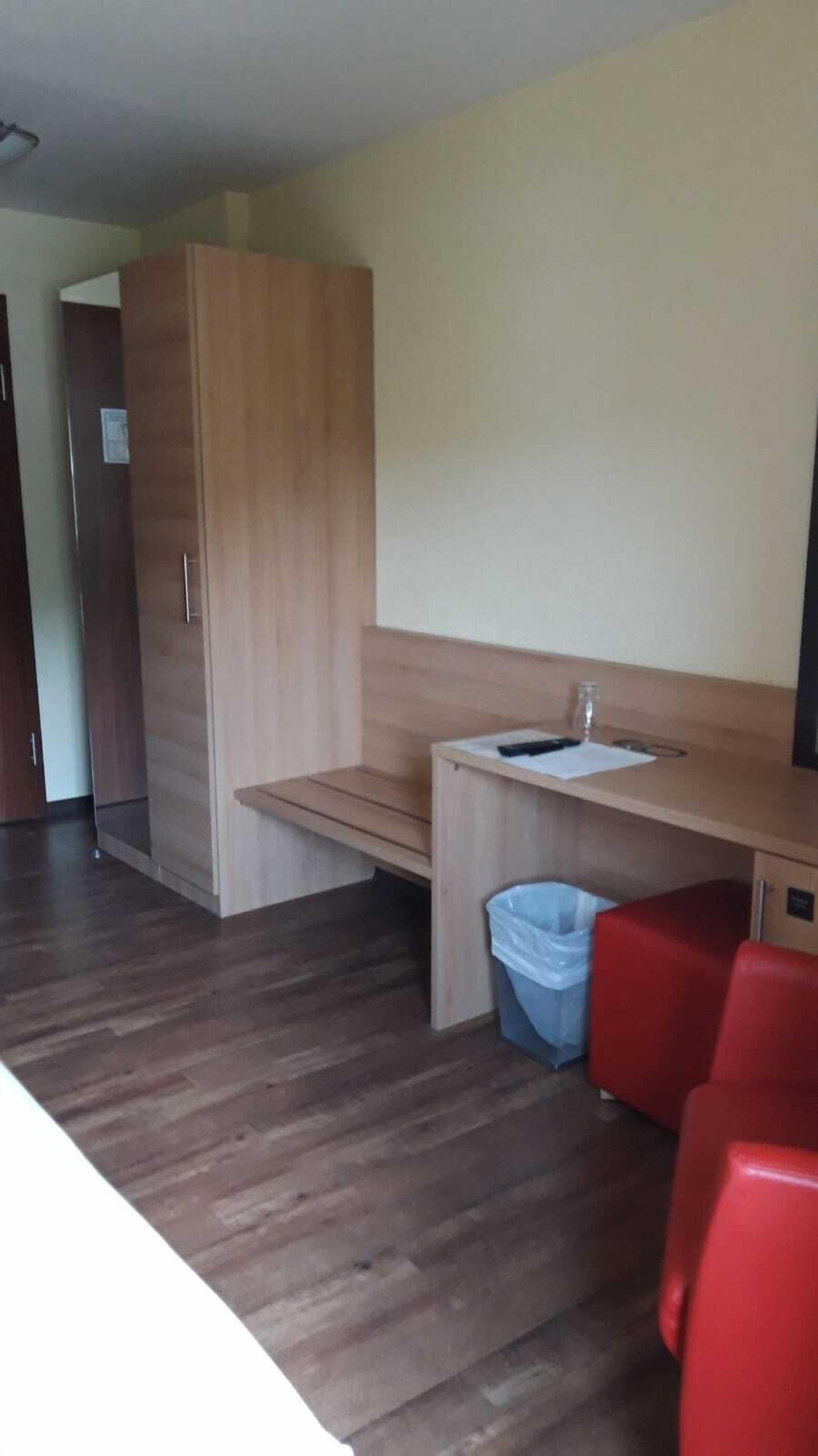 single room | minibar, in-room safe, desk, blackout curtains