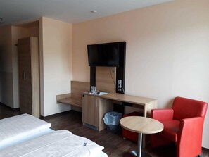 Double Room | Minibar, in-room safe, desk, blackout curtains - Hotel & Restaurant La Baia (Cochem)