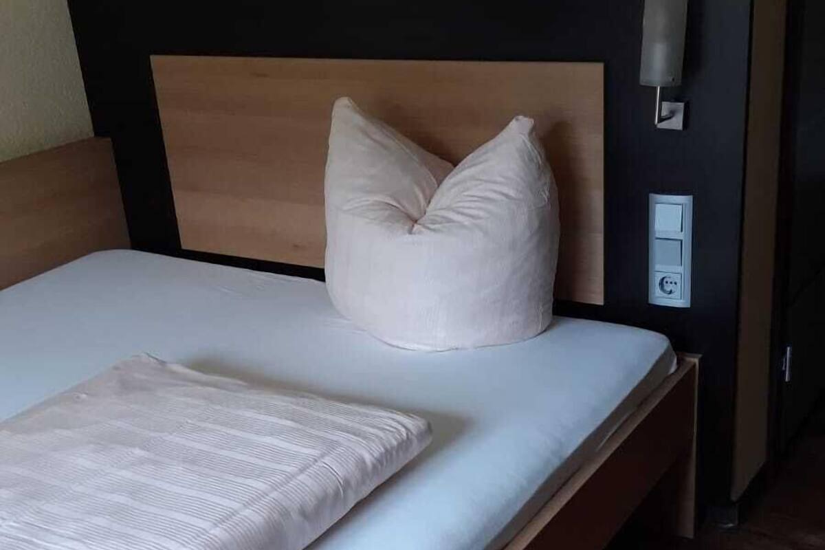 single room | minibar, in-room safe, desk, blackout curtains