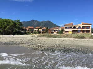 On the beach, sun-loungers - Rental apartment in residence (San-Nicolao)