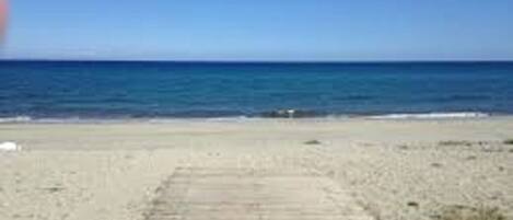 Sur la plage, chaise longue