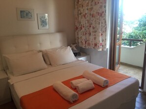 Een kluis op de kamer, een bureau, gratis wifi, beddengoed