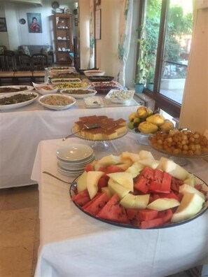 朝食、ランチ、ディナーに営業