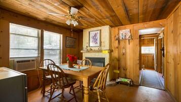 Cabin (Ranch House) | In-room dining