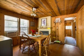 Ferienhütte | Essbereich im Zimmer