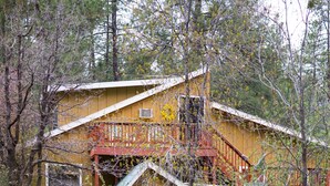 Eine rustikale Holzhütte mit Veranda und Stein Fundament.