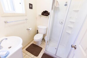 Cabin | Bilik Mandi | Kelengkapan dandanan diri percuma, pengering rambut, tuala disediakan 