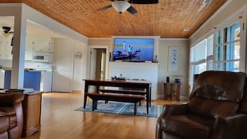 Smart TV, fireplace