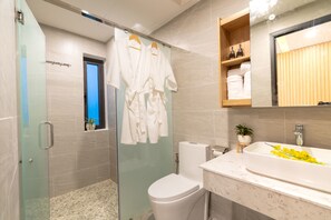 Shower, perlengkapan mandi gratis, pengering rambut, dan jubah mandi