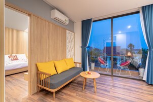 Quarto quádruplo família, 2 quartos | Roupas de cama premium, frigobar, cofres nos quartos, escrivaninha