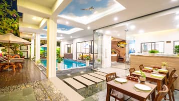 Petit déjeuner et déjeuner servis sur place, spécialités Cuisine locale