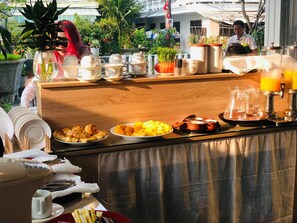 朝食、ランチ、ディナーに営業