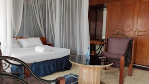 Phòng đôi Deluxe | Minibar, bàn, màn/rèm cản sáng, bàn ủi/dụng cụ ủi quần áo