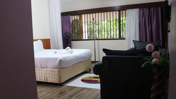 Quarto casal luxo | Frigobar, escrivaninha, cortinas blackout, ferros/tábuas de passar roupa