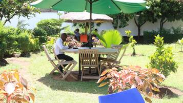 Café da manhã, almoço e jantar; culinária local