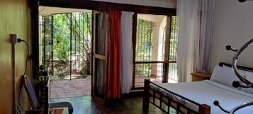 Deluxe Double Room | Minibar, desk, blackout drapes, iron/ironing board