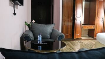 Minibar, escritorio, cortinas blackout y tabla de planchar con plancha