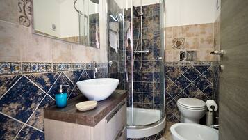 Romantische Suite, Stadtblick | Badezimmer | Kostenlose Toilettenartikel, Haartrockner, Handtücher