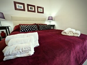 Romantic Suite, City View | Cribs/infant beds, free WiFi, bed sheets