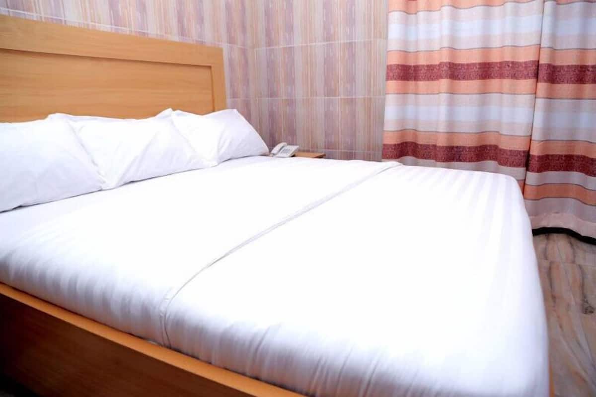 In-room safe, desk, laptop workspace, free WiFi