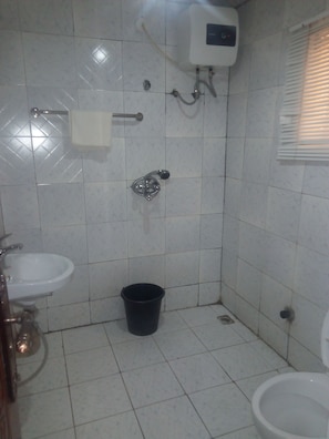 Deep-soaking bathtub, free toiletries, towels