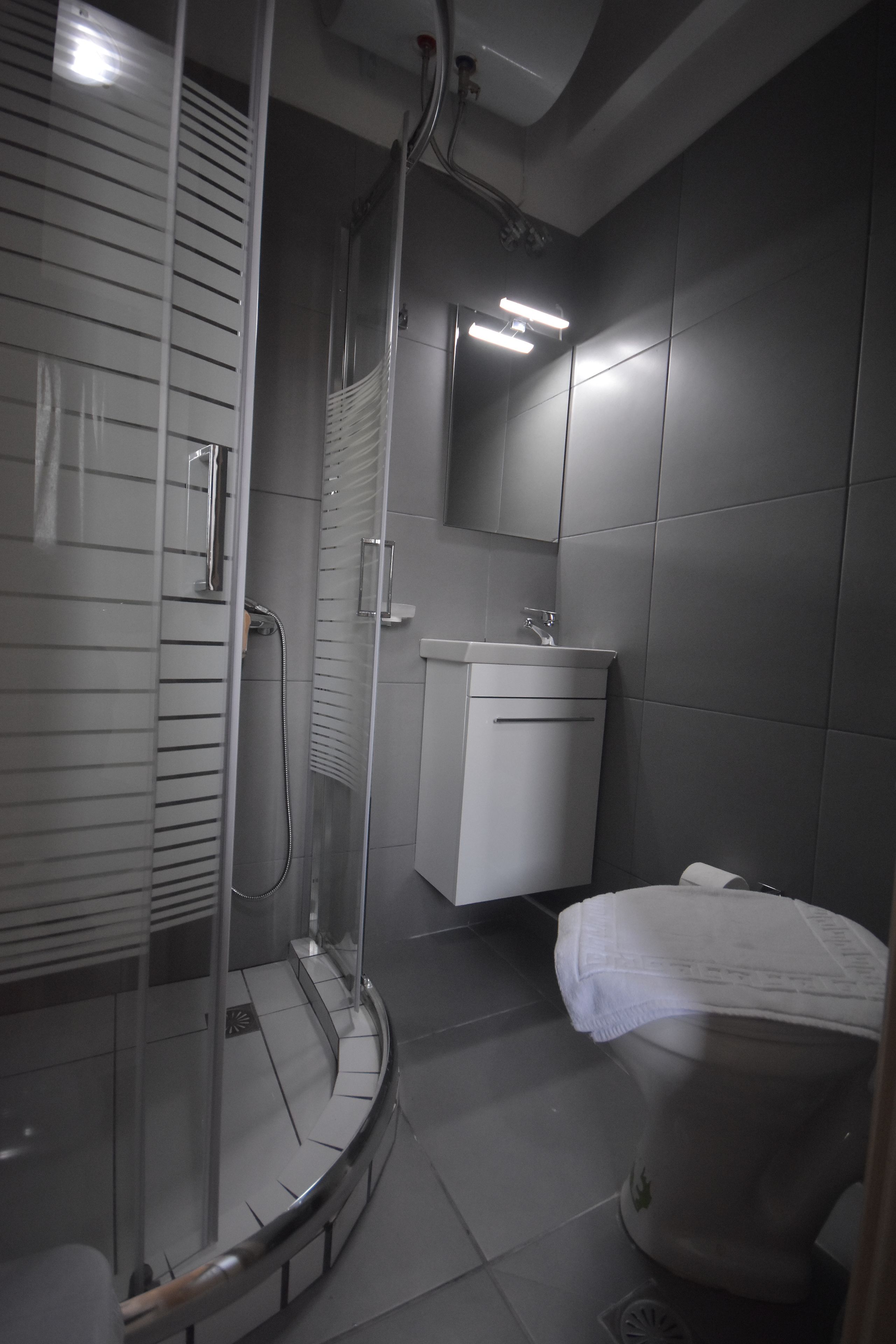 Studio | Bathroom | Shower, rainfall showerhead, hair dryer, towels