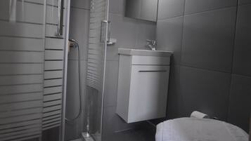 Estudio | Baño | Regadera, regadera tipo lluvia, secadora de cabello, toallas