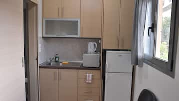 Studio | Private kitchen | Full-sized fridge, microwave, coffee/tea maker, electric kettle