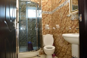 Bañera profunda, artículos de tocador gratuitos, secador de pelo